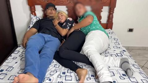 Adamlar ve sarışın büyük bir yatakta yatıyor ve sevişiyorlar