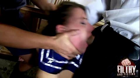 İki güvenlik görevlisi liseli bir kızla sevişti