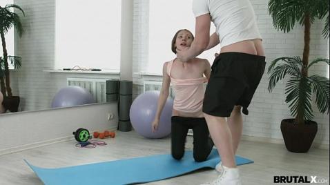 Eğitmen Yoga Matına Tecavüz Ediyor