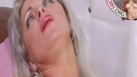Adam seksi annesini sert bir şekilde becermek istiyordu
