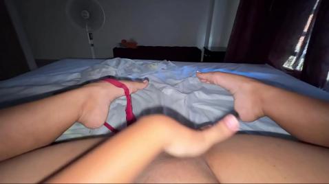 Kız yatakta yatarken külotunu çıkardı ve mastürbasyon yapmaya başladı