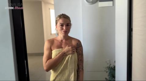 Havlulu kadın kocasına oral seks yapıyor