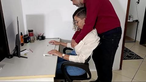 Yaşlı patron, astının kendisine oral seks yapmasına izin veriyor