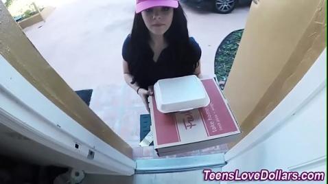 Tehlikeli bir müşteri tarafından zorla kaçırılan Rus pizza dağıtımcısı kız
