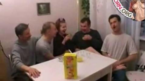 Bir grup adam kızıl saçlı bir kıza ateşli bir grup seks yaptı
