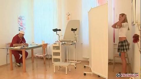 Jinekolog genç hastayı gizli kamerada beceriyor
